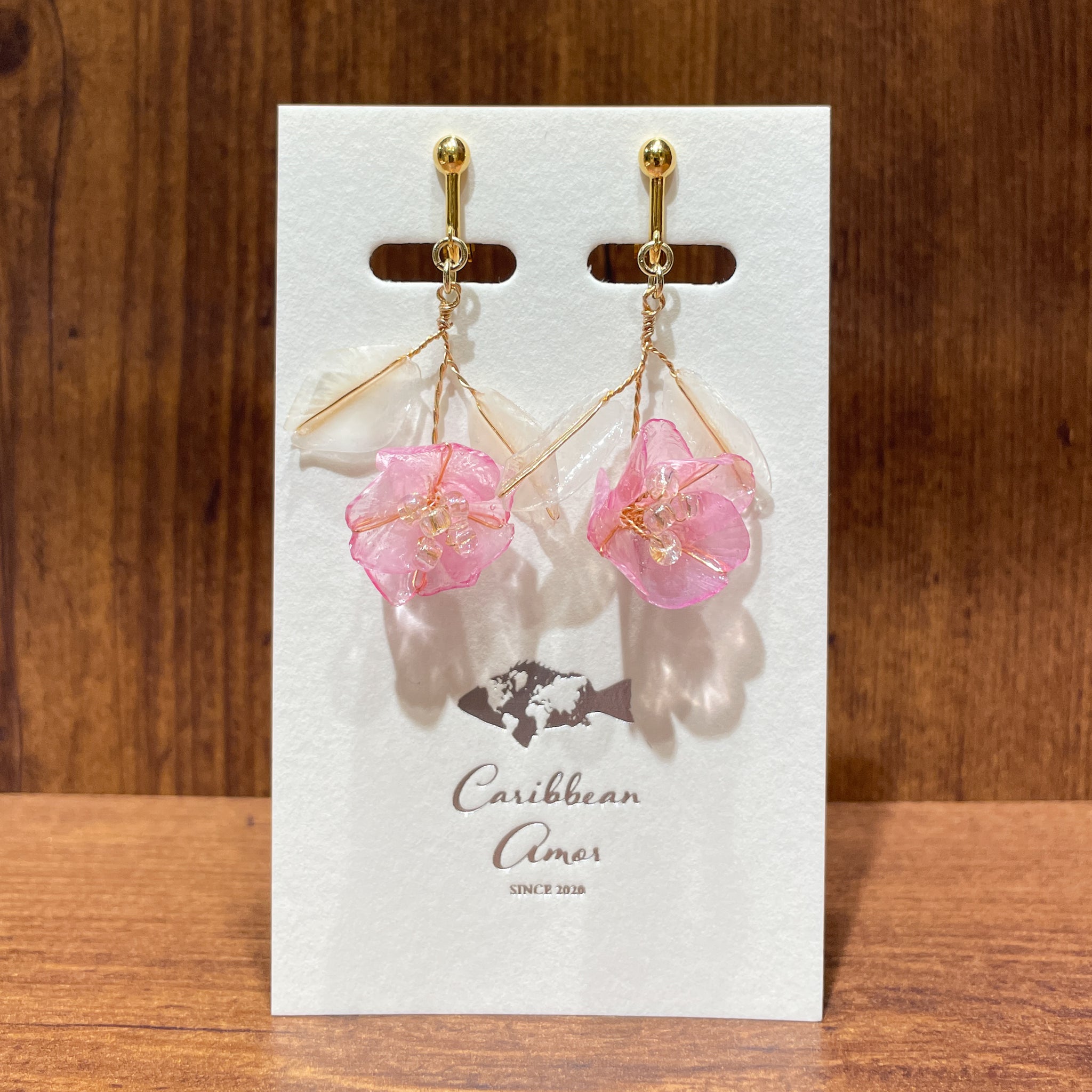 一輪の薔薇 花薄いピンク・葉白 鱗のイヤリング – Birthday自由が丘